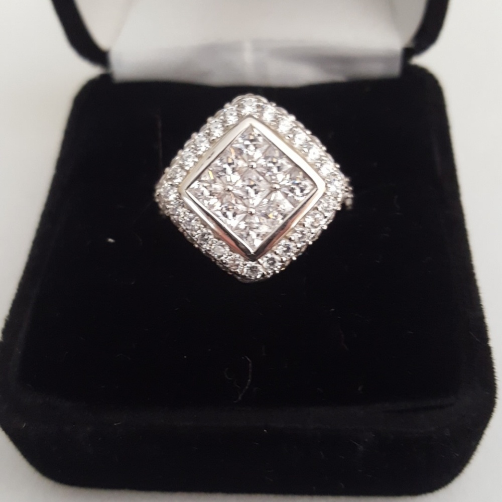 Gorgeous 925 sterling silver diamond simulant ring